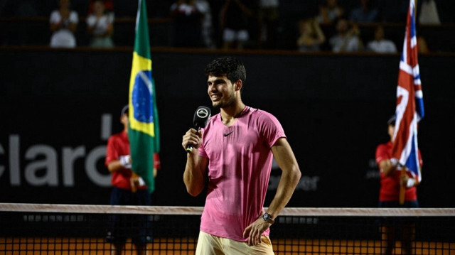 Carlos Alcaraz s'exprimant après sa défaite en finale du tournoi ATP de Rio. Crédit photo: MAURO PIMENTEL / AFP