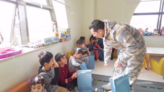 Kahraman Mehmetçik depremzede çocukları yalnız bırakmıyor