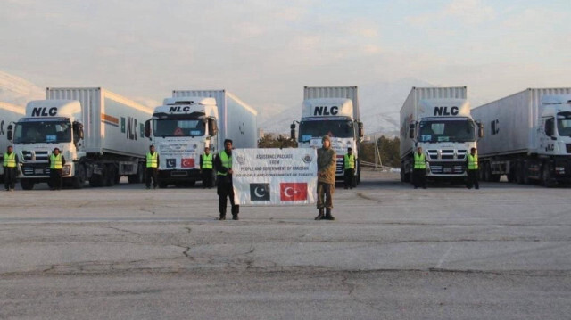 21 camions de matériel d'aide envoyés par le Pakistan dans la région du tremblement de terre. Crédit photo: AA