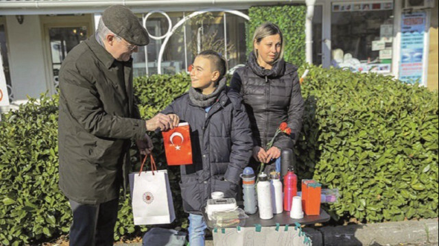 Bosna Hersek'in başkenti Saraybosna'da yaşayan 12 yaşındaki Benjamin Mehanovic, depremzedelere yardım amacıyla çay satarak topladığı 800 avroyu (yaklaşık 16 bin TL) Türkiye’ye gönderdi. 