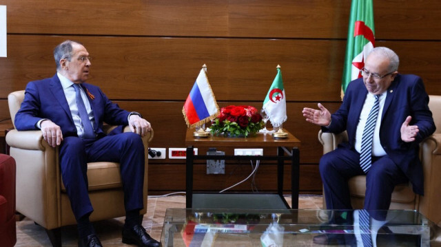 Le ministre russe des Affaires étrangères Sergei Lavrov (à gauche) et le ministre algérien des Affaires étrangères Ramtane Lamamra réagissent lors de leur réunion à Alger le 10 mai 2022. Crédit Photo: MINISTÈRE RUSSE DES AFFAIRES ÉTRANGÈRES / AFP