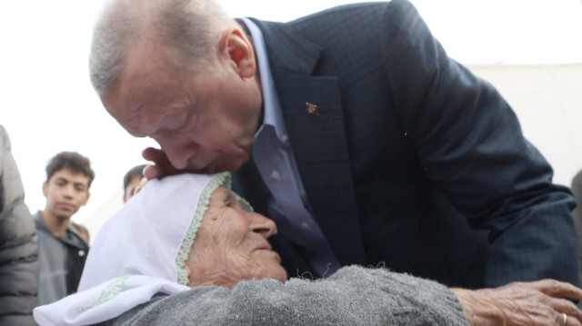 Cumhurbaşkanı Erdoğan ve MHP Genel Başkanı Bahçeli, Kahramanmaraş'ın Afşin ilçesinde depremzedeleri ziyaret etti.