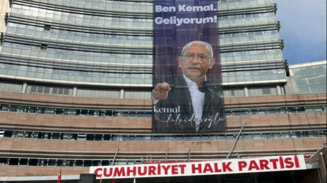 CHP Genel Merkezine yeni pankart asıldı. 