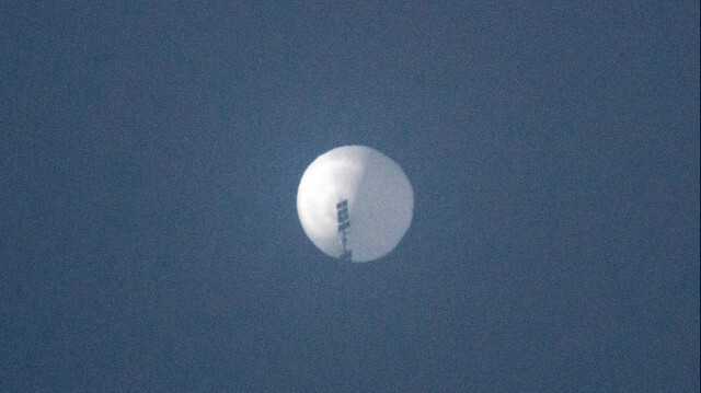 Cette photo prise le 1er février 2023 et publiée le 2 février montre un ballon espion chinois présumé dans le ciel de Billings, dans le Montana. Crédit photo: CHASE DOAK / AFP