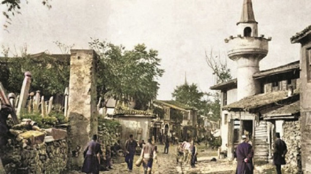 Bugün Karacaahmet’i sol tarafınıza alıp Üsküdar’a doğru yürüdüğünüz Göndoğumu Caddesi, Osmanlı döneminde Derviş sokağı olarak biliniyordu ve pek çok tarihi tekke ve külliyeye ev sahipliği yapıyordu.