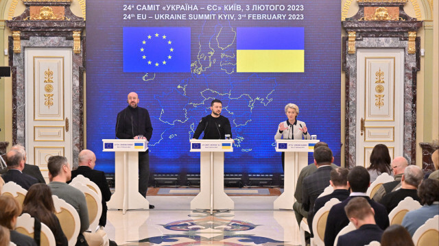 Le président ukrainien Volodymyr Zelensky (C), le président du Conseil européen Charles Michel (G) et la présidente de la Commission européenne Ursula von der Leyen (D) donnent une conférence de presse commune lors d'un sommet UE-Ukraine à Kiev, le 3 février 2023. Crédit photo: SERGEI SUPINSKY / AFP