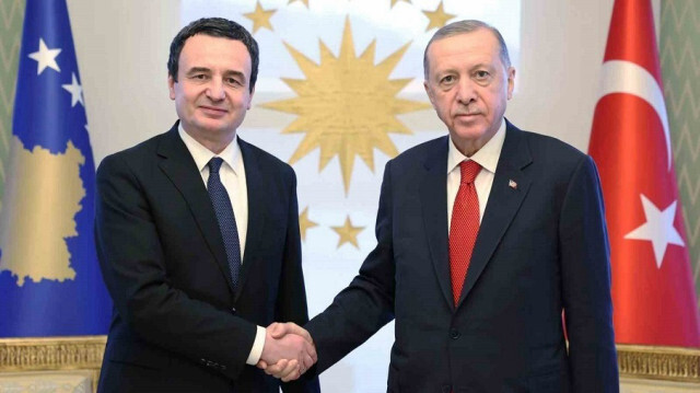 Turkish President Recep Tayyip Erdogan (R) and Kosovan Prime Minister Albin Kurti (L) 