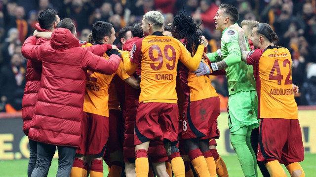 Galatasaraylı futbolcuların Ümraniyespor maçındaki galibiyet sevinci.