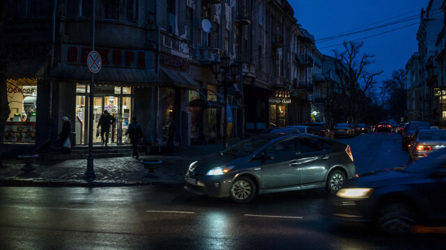 Kentte, hastane, yangın istasyonları gibi acil durum hizmetleri için elektrik sağlanmaya devam ederken, ev ve iş yerlerinde elektrik kesintileri sürüyor.