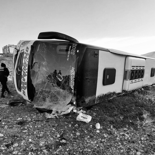Afyonkarahisar'da yolcu otobüsü devrildi: 8 kişi öldü 36 kişi yaralandı