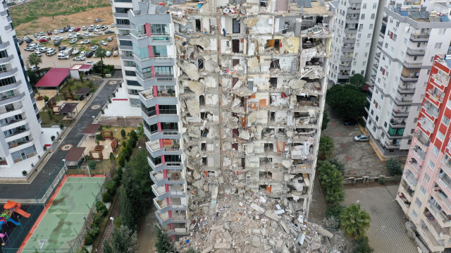 Des opérations de recherche et de sauvetage sont en cours dans le bâtiment de 12 étages qui s'est effondré dans le district central de Çukurova à Adana en Türkiye. Crédit photo: AGENCE ANADOLU