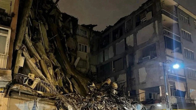 Deprem nedeniyle birçok bina yıkıldı. 