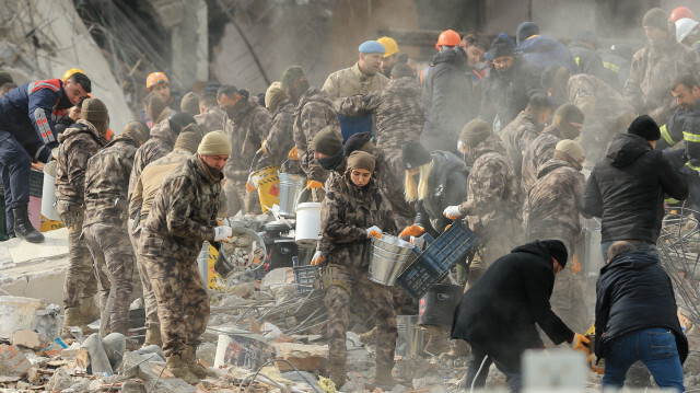 Arama kurtarma ekipleri enkazlarda adeta zamanla yarışarak vatandaşlara ulaşmaya çalışıyor.