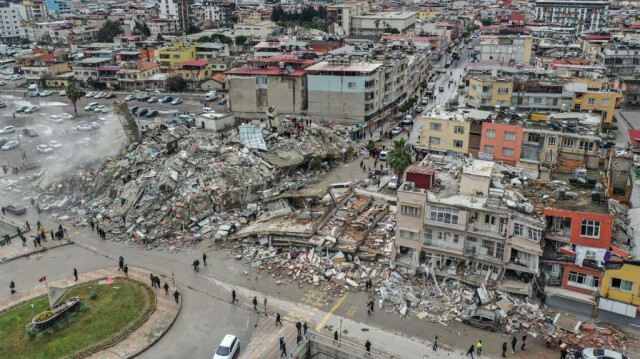 Depremlerde çok sayıda bina yıkıldı. 
