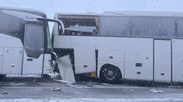 Zincirleme kazada otobüs şoförünün ağır yaralı olduğu öğrenildi. 