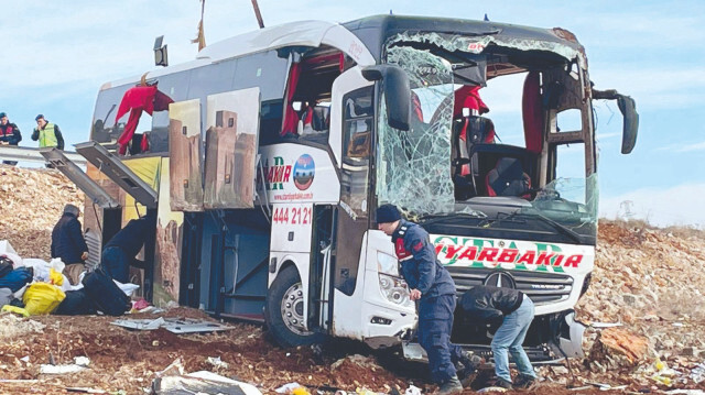 Diyarbakır’dan Bodrum’a giden Star Has Diyarbakır firmasına ait otobüs Karabedir Kavşağı’nda devrildi.
