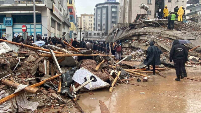 Les opérations de sauvetage se poursuivent dans les bâtiments effondrés à Gaziantep dans le sud-est de la Türkiye. Crédit photo: IHA