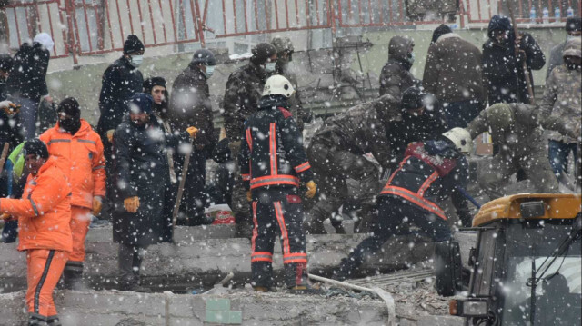 Kahramanmaraş merkezli deprem sonrası arama-kurtarma çalışmaları sürüyor.