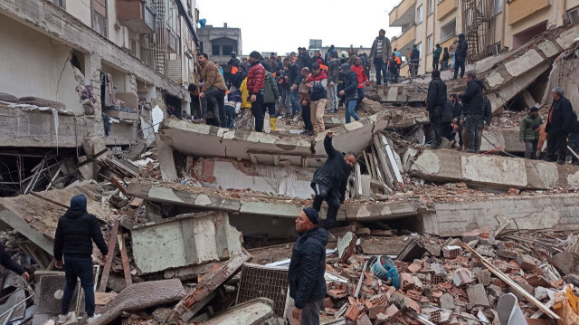 Un bâtiment s'est effondré suite à un tremblement de terre dans le district de Nizip à Gaziantep en Türkiye. Crédit photo: AGENCE ANADOLU