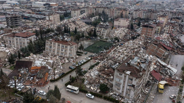 Vue aérienne des bâtiments effondrés après le tremblement de terre de magnitude 7,7 qui a frappé Hatay, en Türkiye, le 6 février 2023. Crédit photo: AGENCE ANADOLU