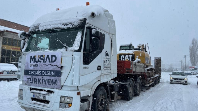 MÜSİAD'dan afet bölgesine iş makinesi ve temel ihtiyaç maddesi yardımı