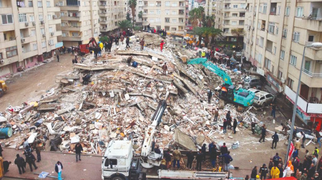 Türkiye’yi yasa boğan deprem sonrasında siyaset dünyası tek yürek oldu.