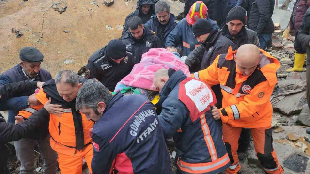 Gümüşhane ve Sürmene’den gelen ekiplerce kurtarılan kız çocuğu, hastaneye kaldırıldı.
