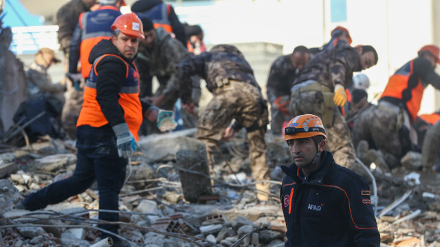 Deprem bölgesinde arama kurtarma çalışmaları devam ediyor. 