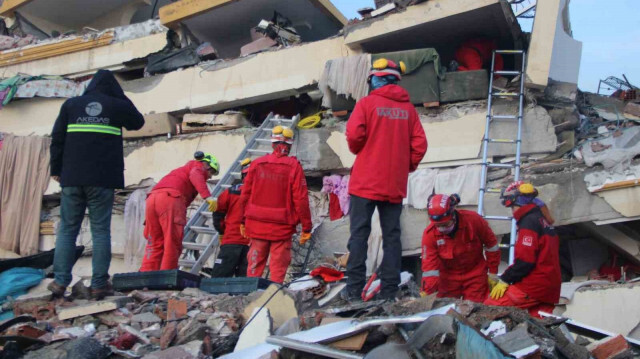 Depremlerin ardından, 10 ilde arama ve kurtarma çalışmaları başlatıldı.