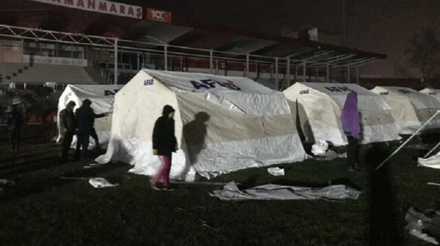 Depremzedeler geceyi çadırlarda geçirdi. 