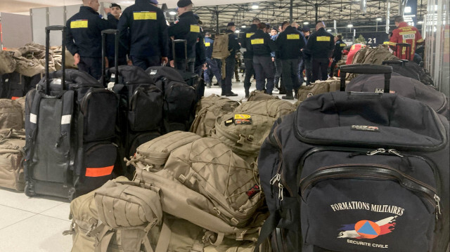 Le personnel de la Sécurité civile française attend son départ de l'aéroport de Roissy-Charles de Gaulle, au nord de Paris, à destination de la Türkiye, suite aux violents tremblements de terre dans l'est de la Türkiye et en Syrie. Crédit photo: HASSAN AYADI / AFP