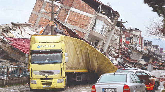 Deprem sonrası iş dünyası temsilcileri, yardım çalışmaları konusunda seferberlik ilan etti. 
