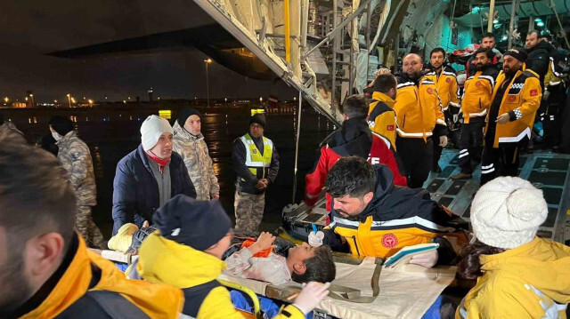 Depremzedeler Atatürk Havalimanı'na iniş yaptı.