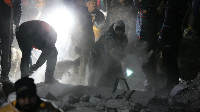 Kahramanmaraş'taki 7.7'lik deprem sonrası kurtarma çalışmaları.