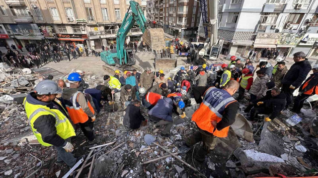 Les opérations de secours se poursuivent dans toutes les villes durement touchées par le tremblement de terre. Crédit photo : IHA