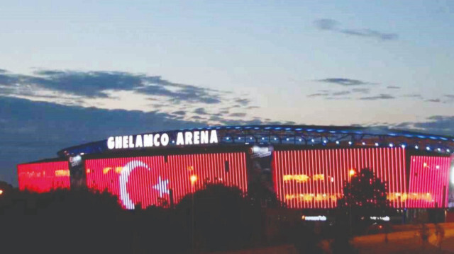 Belçika Ligi ekiplerinden Gent, hayatını kaybedenleri anmak ve Türkiye’ye destek vermek için stadyumları Ghelamco Arena’da 2 gün boyunca Türk bayrağı yansıtılacağını açıkladı.