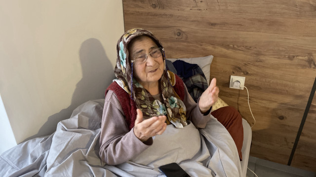 Depremzede Ayşe Usangaç, depremde hayatını kaybedenler için dua etti.
