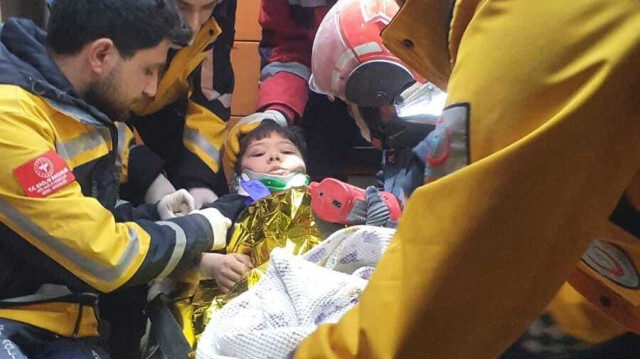 Ahmet Abak, un enfant de six ans, sorti des ruines de sa maison, détruite par le tremblement de terre. Crédit photo : AA