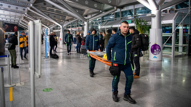 Une première équipe de recherche et de sauvetage et des pompiers de Podgorica, la capitale du Monténégro, se sont rendus en Türkiye. Crédit photo: AGENCE ANADOLU