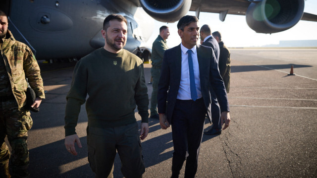 Le Premier ministre britannique, Rishi Sunak (D) accueille le Président ukrainien, Volodymyr Zelensky (G), pour une réunion à l'aéroport de Londres Stansted, le 8 février 2023. Crédit photo: HANDOUT / UKRAINIAN PRESIDENTIAL PRESS SERVICE / AFP