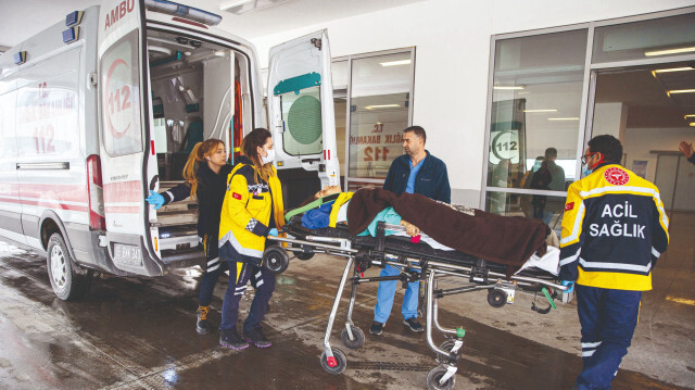 Depremler sonrasında ambulans uçaklarla Ankara’ya getirilen 101 kişi, tedavi altına alındı.