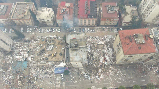 7,7 büyüklüğündeki depremde binlerce bina yıkıldı.