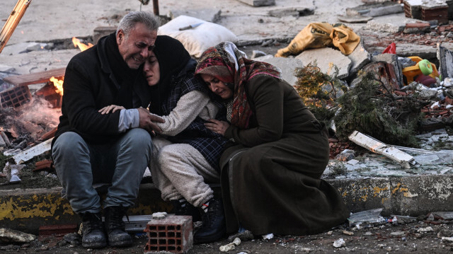 Kahramanmaraş'taki 7.7'lik depremde yakınlarını kaybeden vatandaşlar.