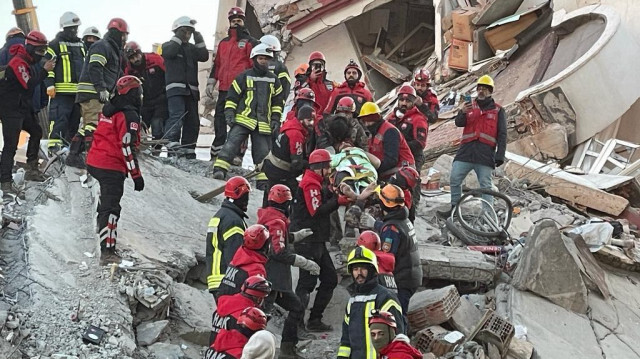 Ekiplerin uzun süren çalışmasının ardından henüz ismi öğrenilemeyen iki kişiye sağ olarak ulaşıldı.