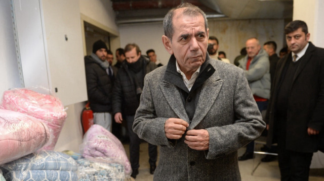 Dursun Özbek, Nef Stadı'nda kurulan yardım merkezinde inceleme yaptı.