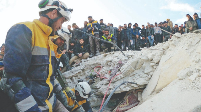 Suriye’nin önde gelen sivil toplum kuruluşu Beyaz Baretliler depremin yaralarını kısıtlı imkanlarla sarmaya çalışıyor.