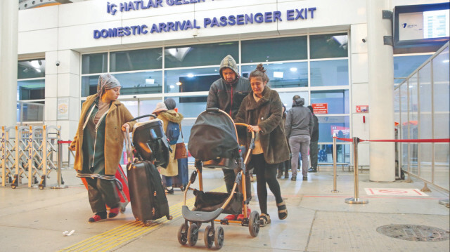 Depremden etkilenen 13,5 milyon afetzedenin barınma sorununa karşı acil çözüm üreten resmi makamların yanı sıra vatandaşlar da misafir etmek için adeta yarışa girdi.