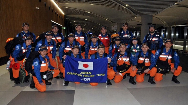 Japonya arama-kurtarma ekibi.