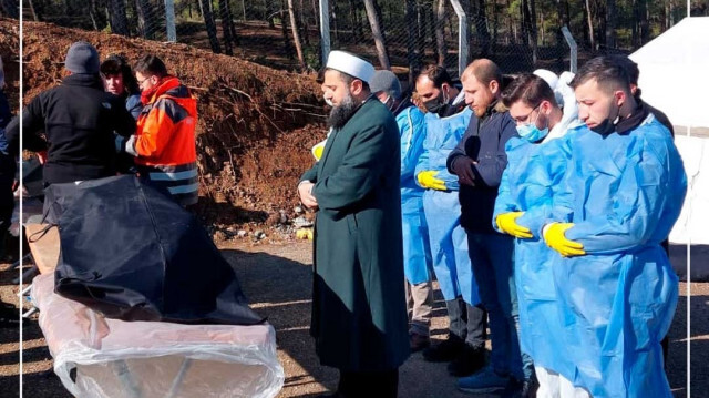 Yakınları kaybeden vatandaşların defin işlemlerine İsmailağa Derneği destek veriyor.