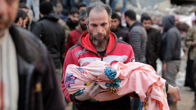 Un Syrien porte le corps d'un enfant dans la ville de Jindayris de la province d'Alep, alors que les opérations de recherche et de sauvetage se poursuivent à la suite du séisme meurtrier qui a frappé la région le 6 février 2023. Crédit photo: BAKR ALKASEM / AFP